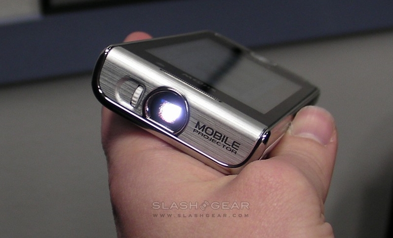 Samsung's first projector phone sees daylight at CES 2009